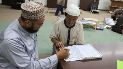 Masjid Raya Al-A'zhom di Tangerang sediakan program belajar mengaji untuk anak tunarungu, mendukung kesetaraan dalam pendidikan agama.