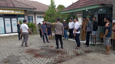 Dua satpam SMKN 9 Tangerang dikeroyok oknum LSM, satu mengalami luka serius. Polisi selidiki insiden kekerasan ini.