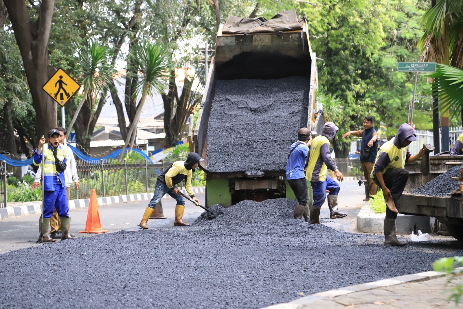 Pemkot Tangerang perbaiki 13a ruas jalan untuk memastikan keamanan dan kenyamanan pemudik selama arus mudik Lebaran.