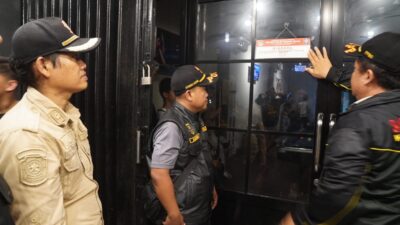 Satuan Polisi Pamong Praja (Satpol PP) Kabupaten Tangerang melakukan penutupan sebuah tempat billiard di Kelurahan Kaduagung, Tigaraksa pada Minggu pagi, 9 Maret 2025