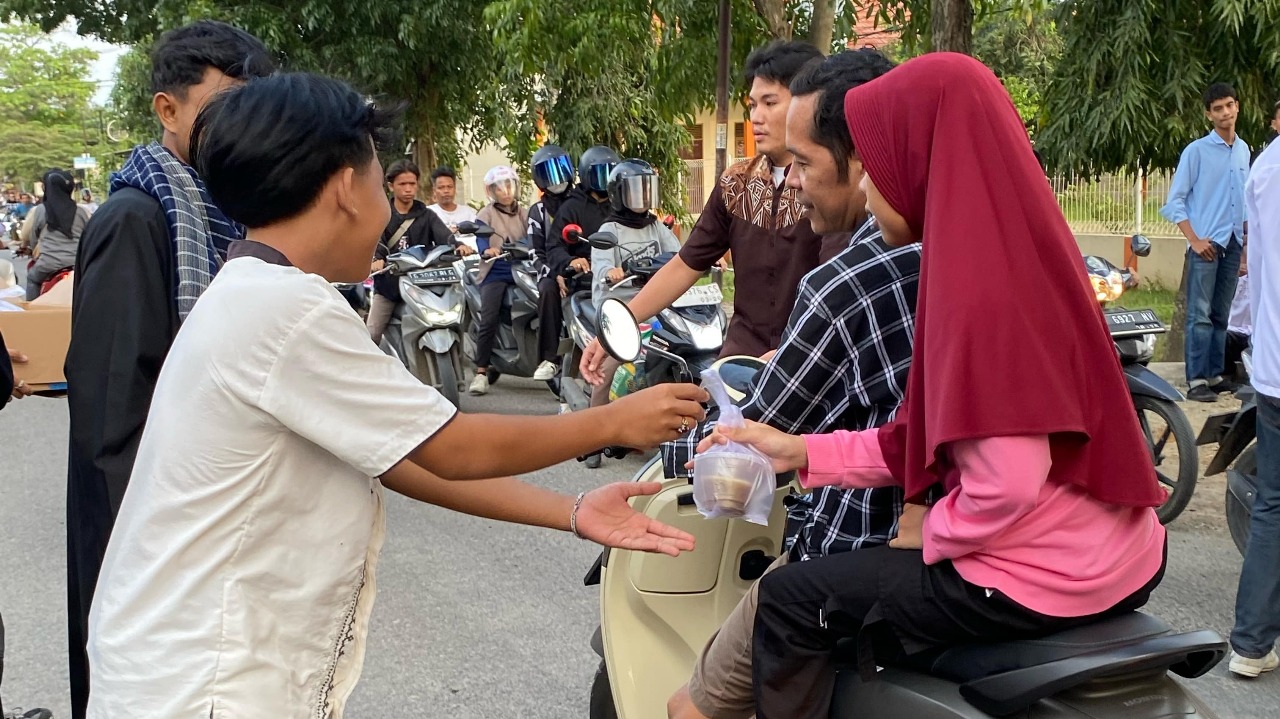 Siswa SMAN 1 Pabedilan Cirebon sukses gelar "Ramadan Bagi Takjil" untuk berbagi berkah dan mempererat silaturahmi.