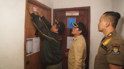 Satpol PP Tangerang segel karaoke ilegal di Cisoka untuk menegakkan peraturan dan menjaga ketertiban masyarakat.