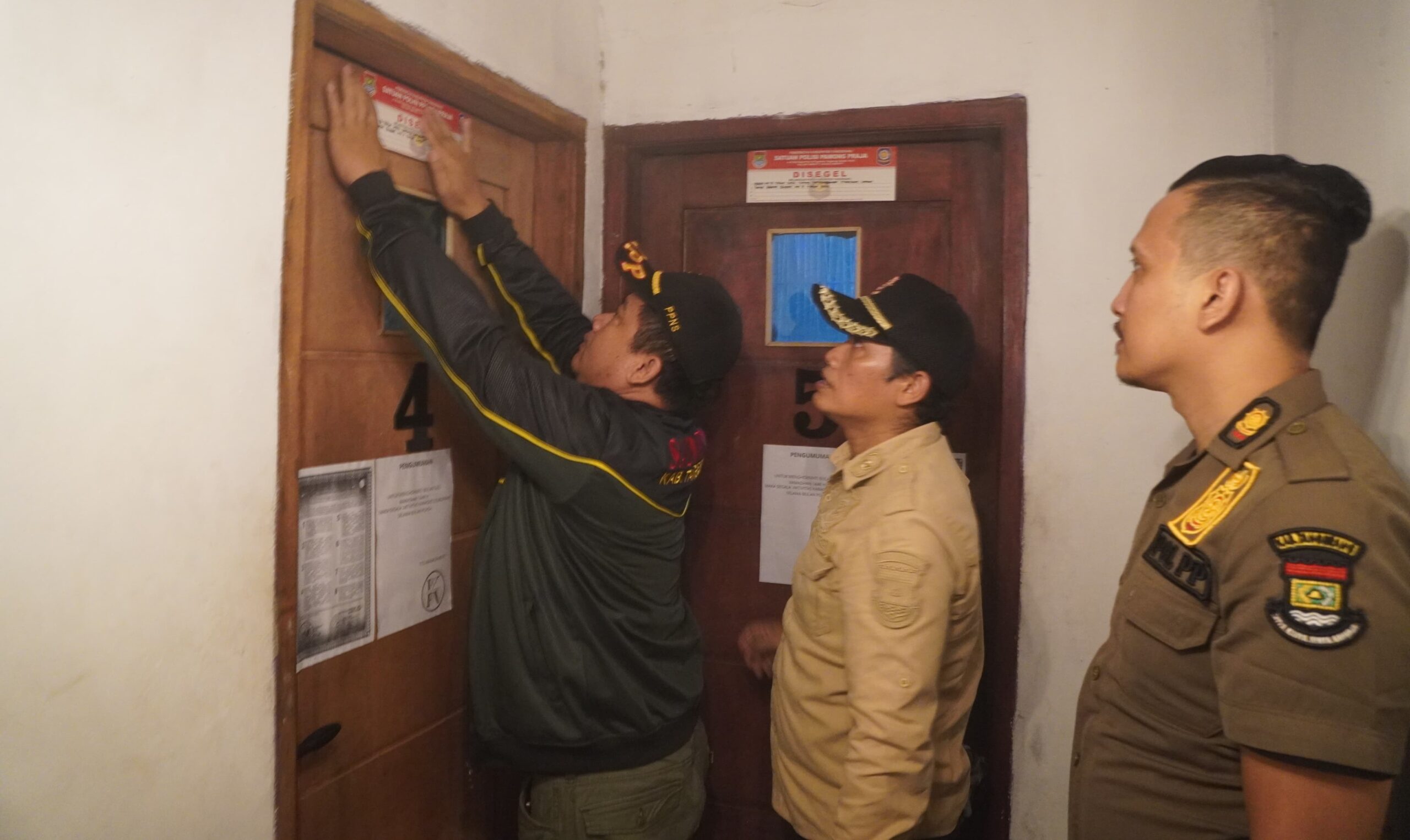 Satpol PP Tangerang segel karaoke ilegal di Cisoka untuk menegakkan peraturan dan menjaga ketertiban masyarakat.