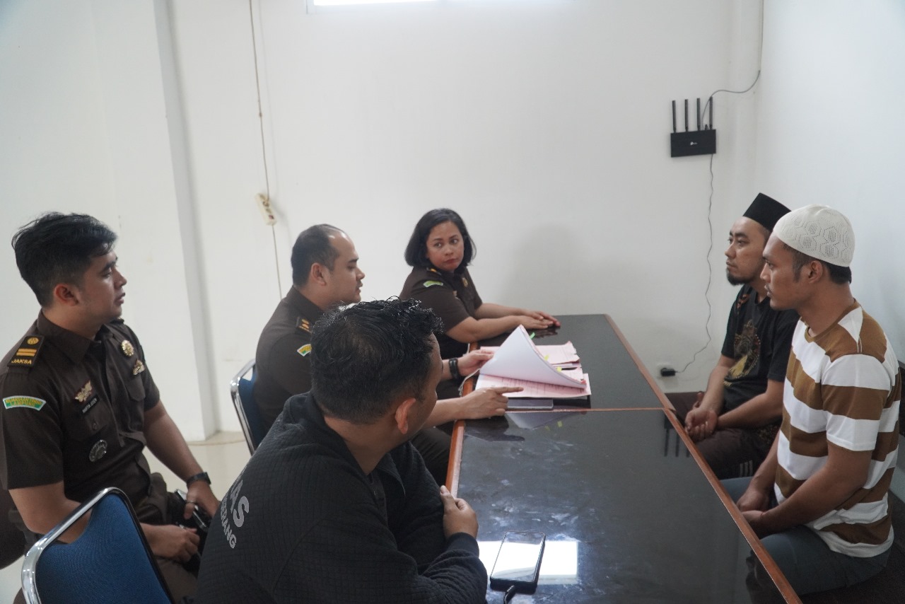 Kasus penembakan bos rental mobil di Jayanti berlanjut, dua tersangka baru diserahkan ke jaksa, sementara dua lainnya masih diteliti.