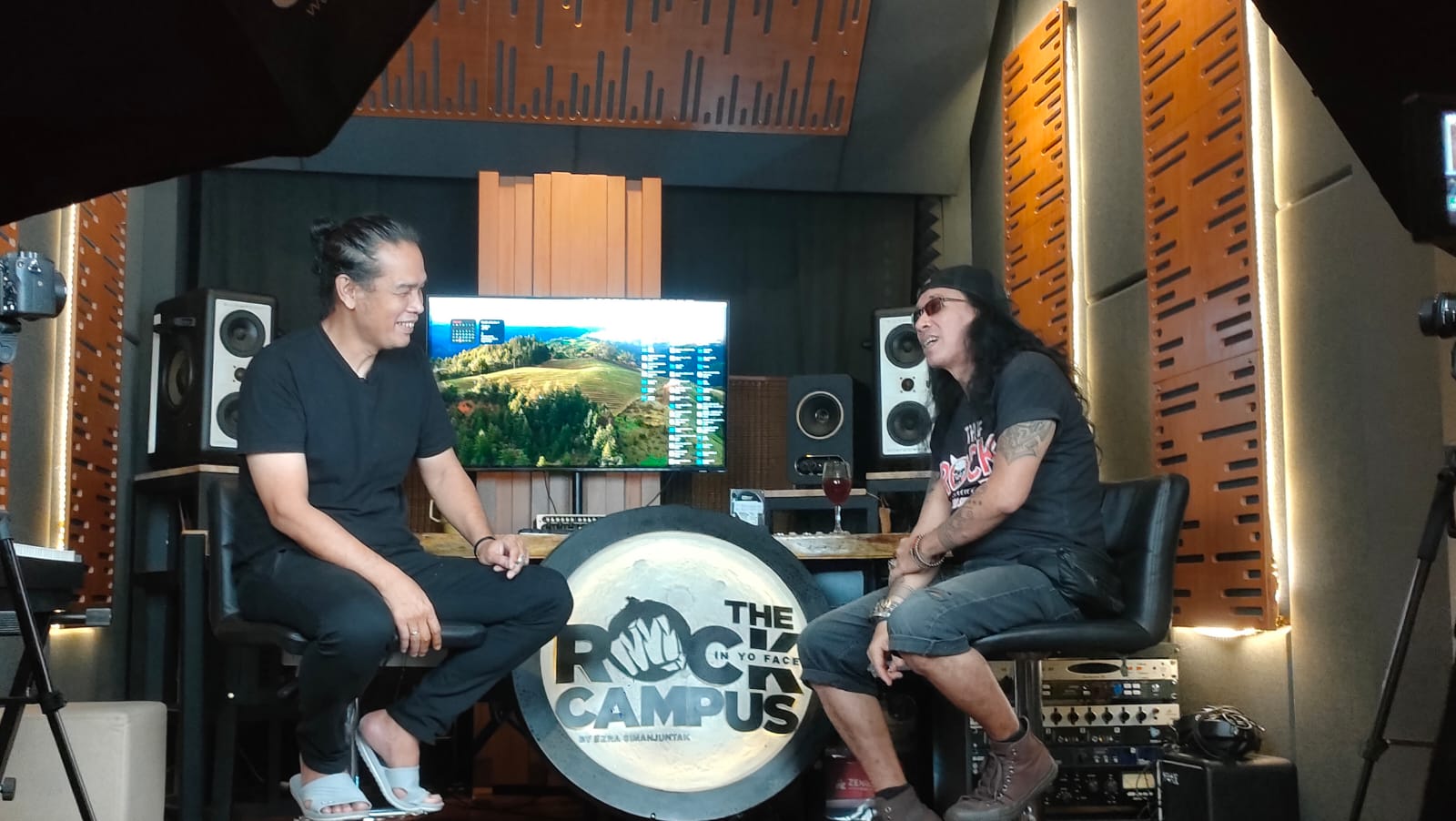 Ezra Simanjuntak dan Pay Burman: Nostalgia Rock dalam Podcast!