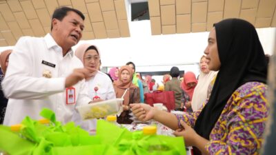 Pemkab Tangerang gelar Bazar Ramadan dengan 7.250 paket sembako diskon hingga 75 persen untuk meringankan beban masyarakat menjelang lebaran.