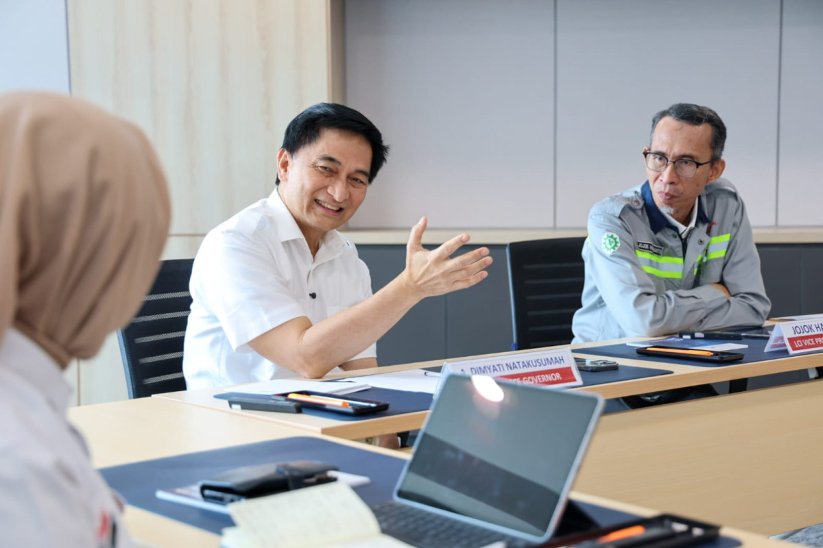 Pemerintah Provinsi (Pemprov) Banten menegaskan komitmennya dalam menciptakan iklim investasi yang aman, nyaman, dan mudah bagi para investor. Hal ini disampaikan saat kunjungan ke PT Lotte Chemical Indonesia di Jl. Raya Merak Km 116, Kecamatan Grogol, Kota Cilegon, pada Rabu (19/03/2025).