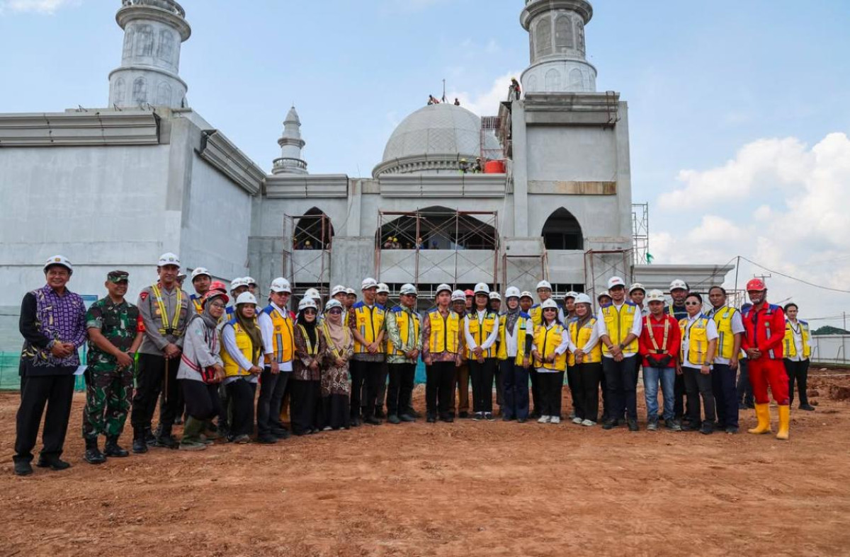 Wakil Presiden Gibran Rakabuming Raka meninjau langsung progres pembangunan Universitas Syekh Nawawi Banten (UNSB) di Jalan Raya Syekh Nawawi Tanara, Kabupaten Tangerang, Provinsi Banten, pada Kamis (6/3/2025).