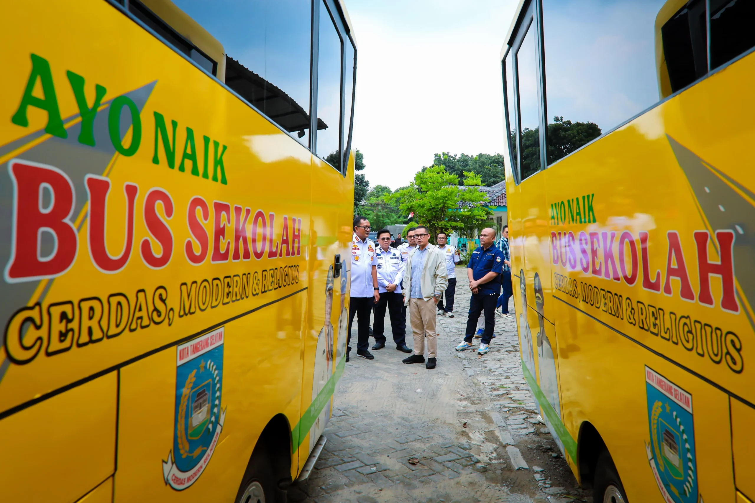Pemerintah Kota (Pemkot) Tangerang Selatan melalui Dinas Perhubungan resmi menambah jumlah armada bus sekolah gratis menjadi 10 unit, sebagai bagian dari upaya meningkatkan akses transportasi bagi pelajar di wilayah Tangsel.
