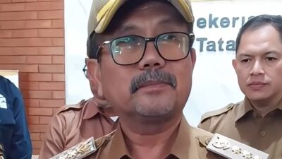 Bupati Cirebon, H. Imron Rosyadi, tanggapi keluhan warga tentang jalan rusak di Cirebon Timur, janji perbaikan segera dilakukan.