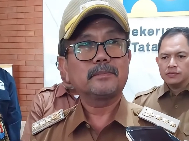 Bupati Cirebon, H. Imron Rosyadi, tanggapi keluhan warga tentang jalan rusak di Cirebon Timur, janji perbaikan segera dilakukan.