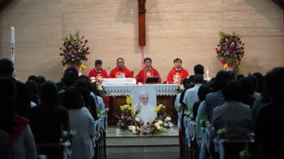 Ribuan Umat Katolik Tangerang Gelar Misa Requiem untuk Paus Fransiskus