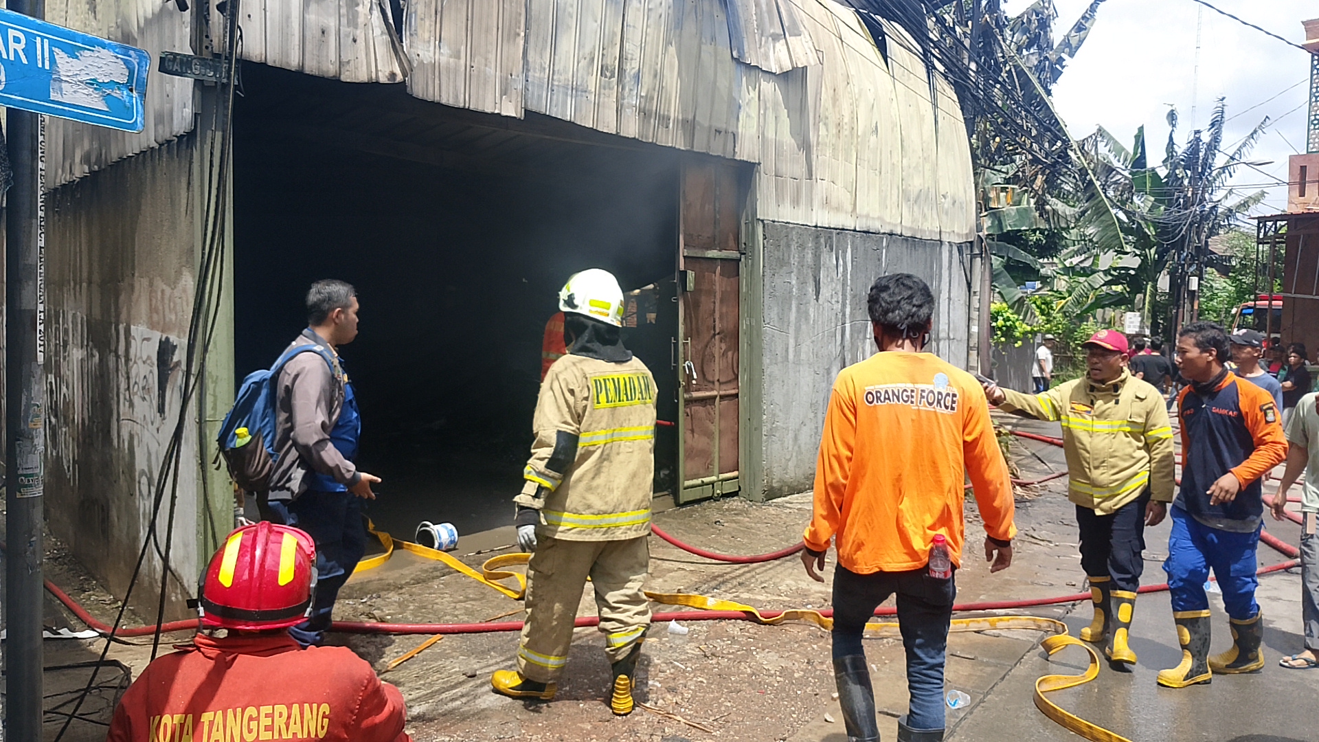 Gudang Sparepart Mobil Bekas di Larangan Tangerang Kebakaran