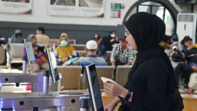 PT Kereta Api Indonesia (Persero) mencatat sebanyak 694.960 penumpang telah memanfaatkan layanan pengenal wajah selama periode Angkutan Lebaran 2025, terhitung sejak 21 Maret hingga 8 April. Teknologi ini dinilai sangat efektif untuk mengurangi antrean serta mempercepat proses naik kereta, terutama saat lonjakan jumlah pemudik.
