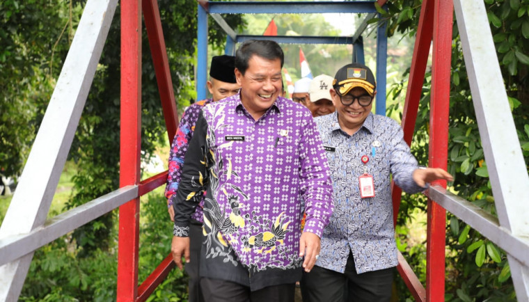 Bupati Tangerang, Moch. Maesyal Rasyid, secara resmi memulai pembangunan Jembatan Parung Lawang yang terletak di Kampung Salimah RT 11, Desa Sukamanah, Kecamatan Jambe, Kabupaten Tangerang. Jembatan ini akan menjadi penghubung antara Desa Sukamanah di Banten dan Desa Jagabita di Kecamatan Parung Panjang, Kabupaten Bogor, Jawa Barat. Prosesi groundbreaking digelar pada Kamis (10/4/25).