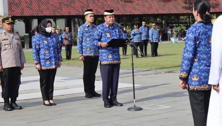 Sebanyak 1.694 Aparatur Sipil Negara (ASN), yang terdiri dari PPPK dan CPNS formasi Tahun Anggaran 2024, resmi dilantik dan menerima Surat Keputusan Pengangkatan oleh Bupati Tangerang, Moch. Maesyal Rasyid di Lapangan Raden Aria Yudhanegara, Puspemkab Tangerang, Senin (14/4/25).