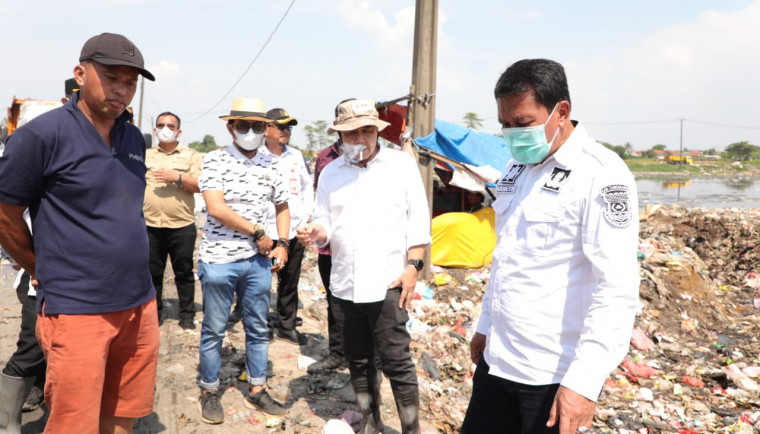 Pemerintah Kabupaten (Pemkab) Tangerang terus mendorong pengelolaan sampah yang lebih ramah lingkungan dan berkelanjutan. Salah satu langkah konkretnya adalah dengan meninjau langsung Tempat Pembuangan Akhir (TPA) Jatiwaringin untuk mengevaluasi sistem yang berjalan dan menyiapkan pembenahan.