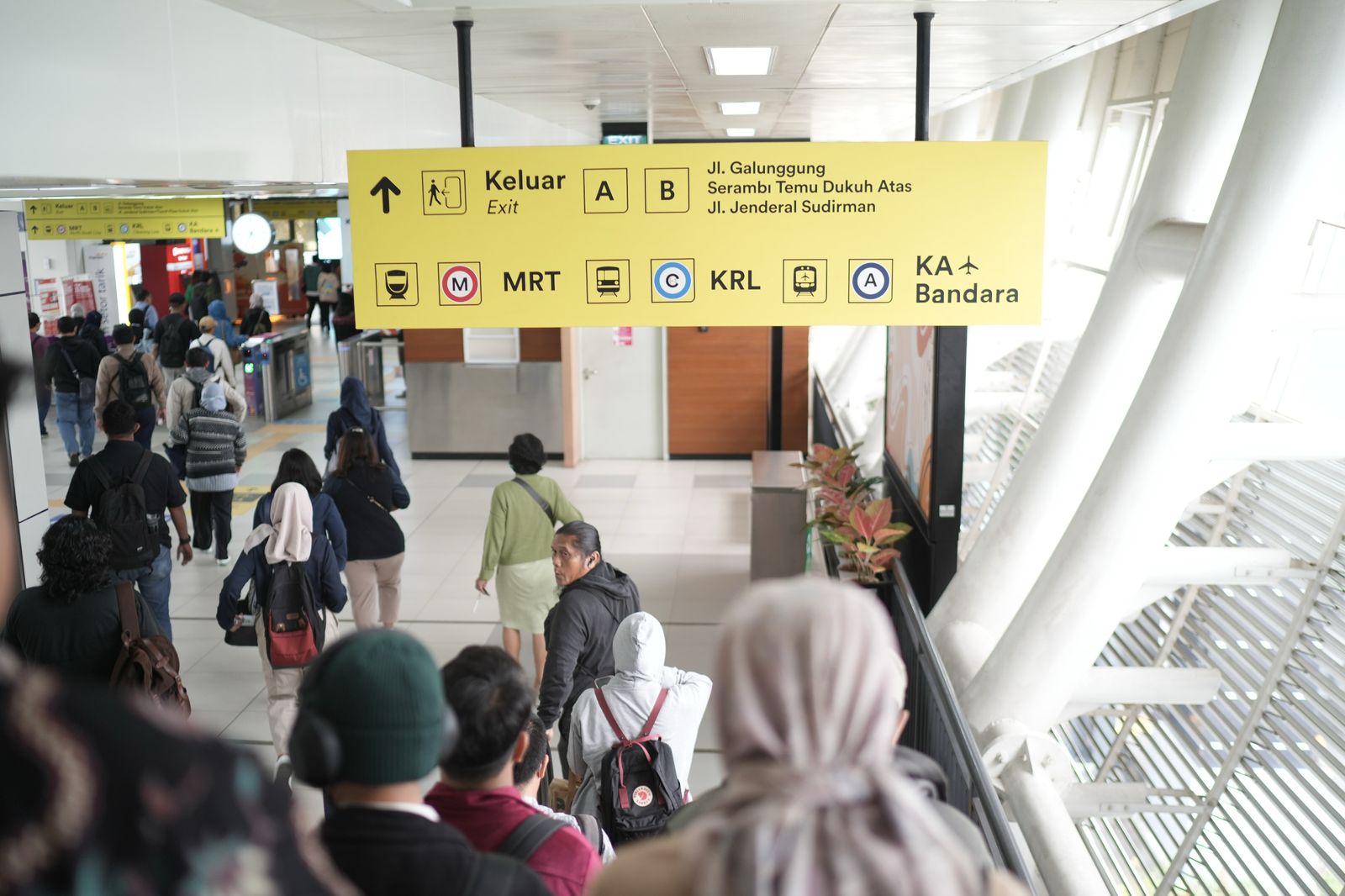 Menjelang akhir masa Angkutan Lebaran 2025, LRT Jabodebek mencatat sebanyak 156 barang tertinggal ditemukan di area stasiun dan di dalam kereta. Temuan ini dihimpun selama periode 21 Maret hingga 6 April 2025.