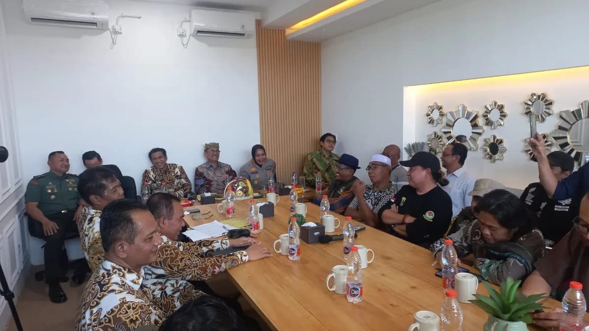 Pemkab Cirebon tetap berkomitmen perbaiki jalan meski anggaran berkurang. Proyek dimulai Juli 2025, optimalkan sumber lain.