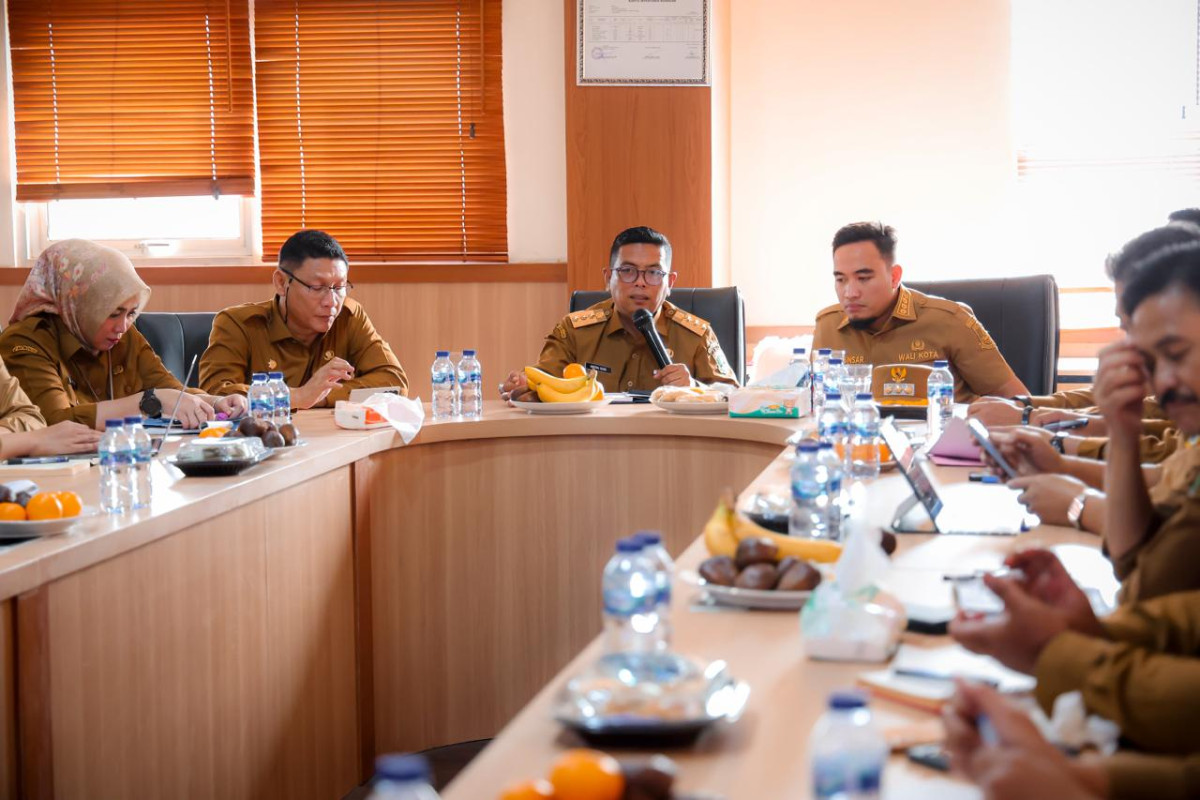 Gubernur Banten, Andra Soni, memastikan seluruh Unit Pelaksana Teknis (UPT) Samsat di wilayah Banten siap melayani program pemutihan tunggakan pajak kendaraan bermotor yang akan dimulai pada 10 April hingga 30 Juni 2025.