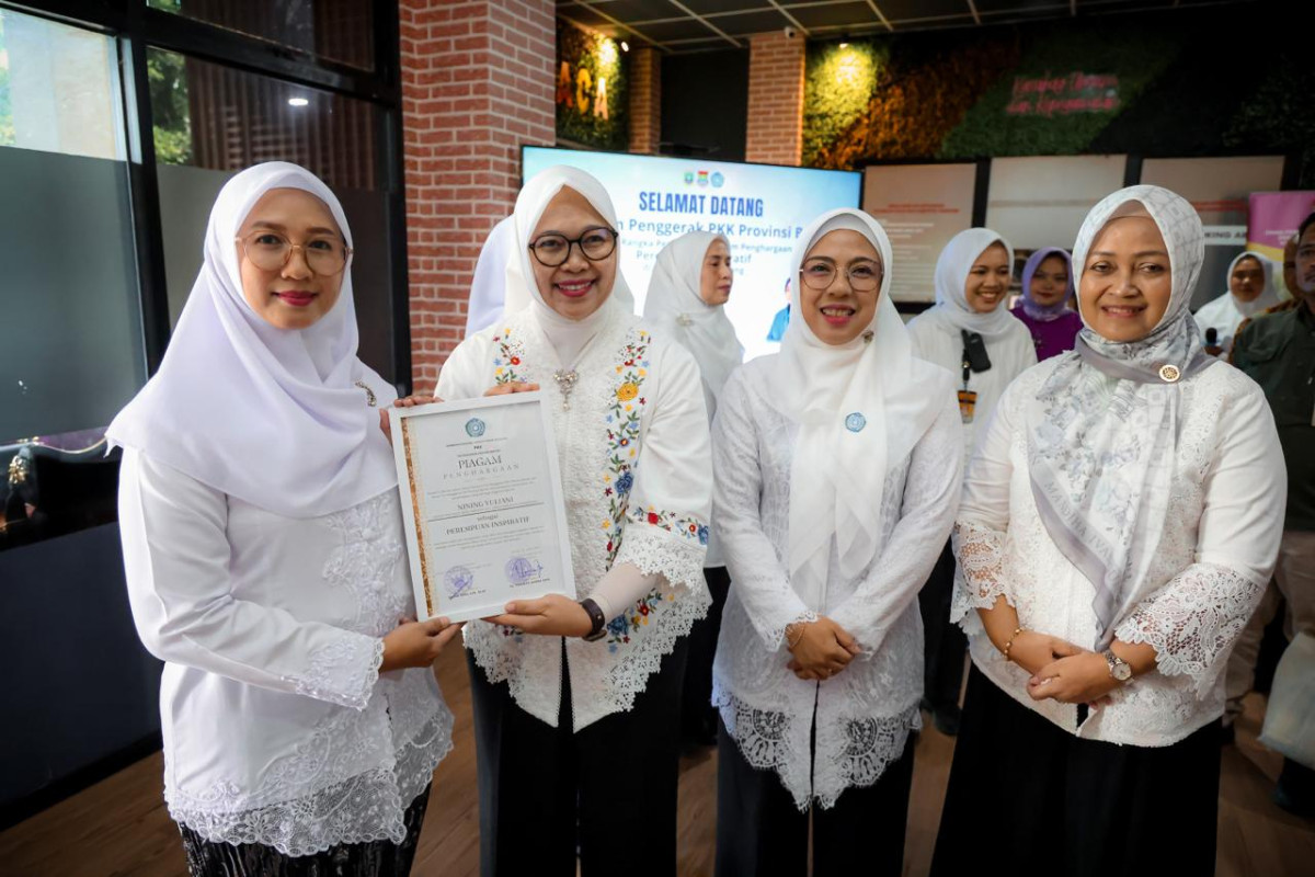 Ketua Tim Penggerak PKK Provinsi Banten, Tinawati Andra Soni, memberikan penghargaan kep