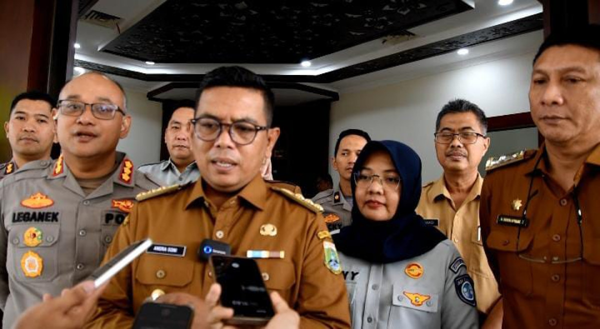 Gubernur Banten, Andra Soni, mengajak masyarakat untuk segera melakukan balik nama kepemilikan kendaraan bermotor, terutama kendaraan bekas atau tangan kedua. Ajakan ini sejalan dengan kebijakan nasional tentang penghapusan Bea Balik Nama Kendaraan Bermotor Kedua (BBNKB II) yang kini juga berlaku di Provinsi Banten.