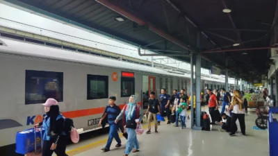 PT Kereta Api Indonesia (Persero) terus menunjukkan komitmennya dalam menjaga kelestarian lingkungan melalui program penghijauan. Sejak 2021 hingga 2025, KAI bersama KAI Group telah menanam 106.757 pohon di berbagai lokasi strategis sebagai kontribusi nyata dalam mendukung program dekarbonisasi sekaligus meningkatkan kualitas udara bagi masyarakat.
