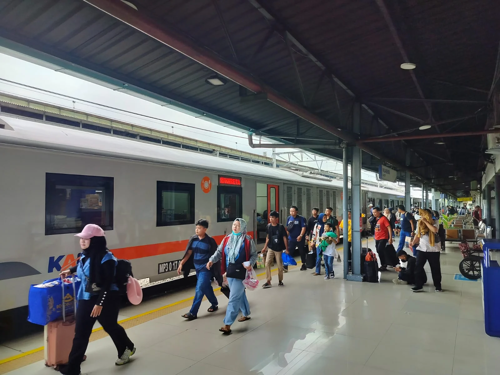 PT Kereta Api Indonesia (Persero) terus menunjukkan komitmennya dalam menjaga kelestarian lingkungan melalui program penghijauan. Sejak 2021 hingga 2025, KAI bersama KAI Group telah menanam 106.757 pohon di berbagai lokasi strategis sebagai kontribusi nyata dalam mendukung program dekarbonisasi sekaligus meningkatkan kualitas udara bagi masyarakat.