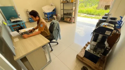 Laboratorium Pengujian Konstruksi di bawah naungan Unit Pelaksana Teknis Daerah (UPTD) Dinas Sumber Daya Air, Bina Marga dan Bina Konstruksi (DSDABMBK) Kota Tangerang Selatan resmi mengantongi Sertifikat Akreditasi dengan nomor akreditasi LP-2090-DN dari Komite Akreditasi Nasional (KAN).