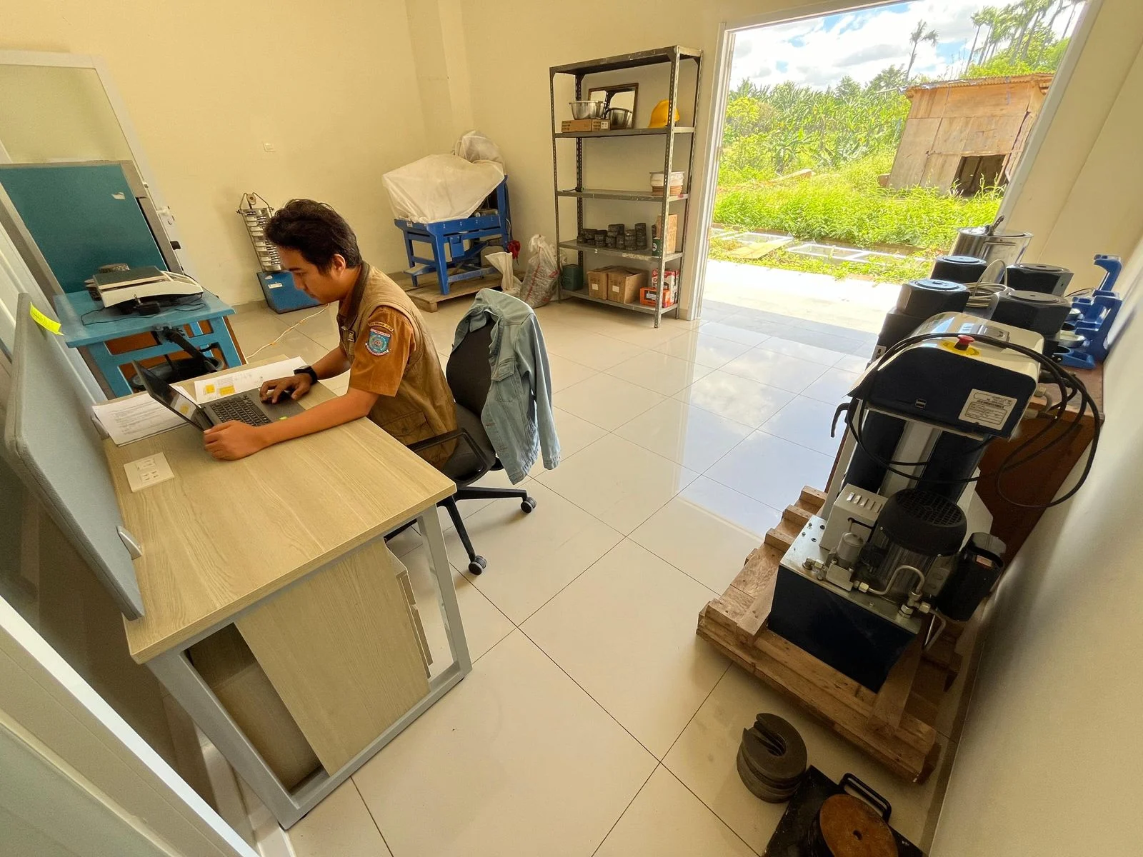 Laboratorium Pengujian Konstruksi di bawah naungan Unit Pelaksana Teknis Daerah (UPTD) Dinas Sumber Daya Air, Bina Marga dan Bina Konstruksi (DSDABMBK) Kota Tangerang Selatan resmi mengantongi Sertifikat Akreditasi dengan nomor akreditasi LP-2090-DN dari Komite Akreditasi Nasional (KAN).