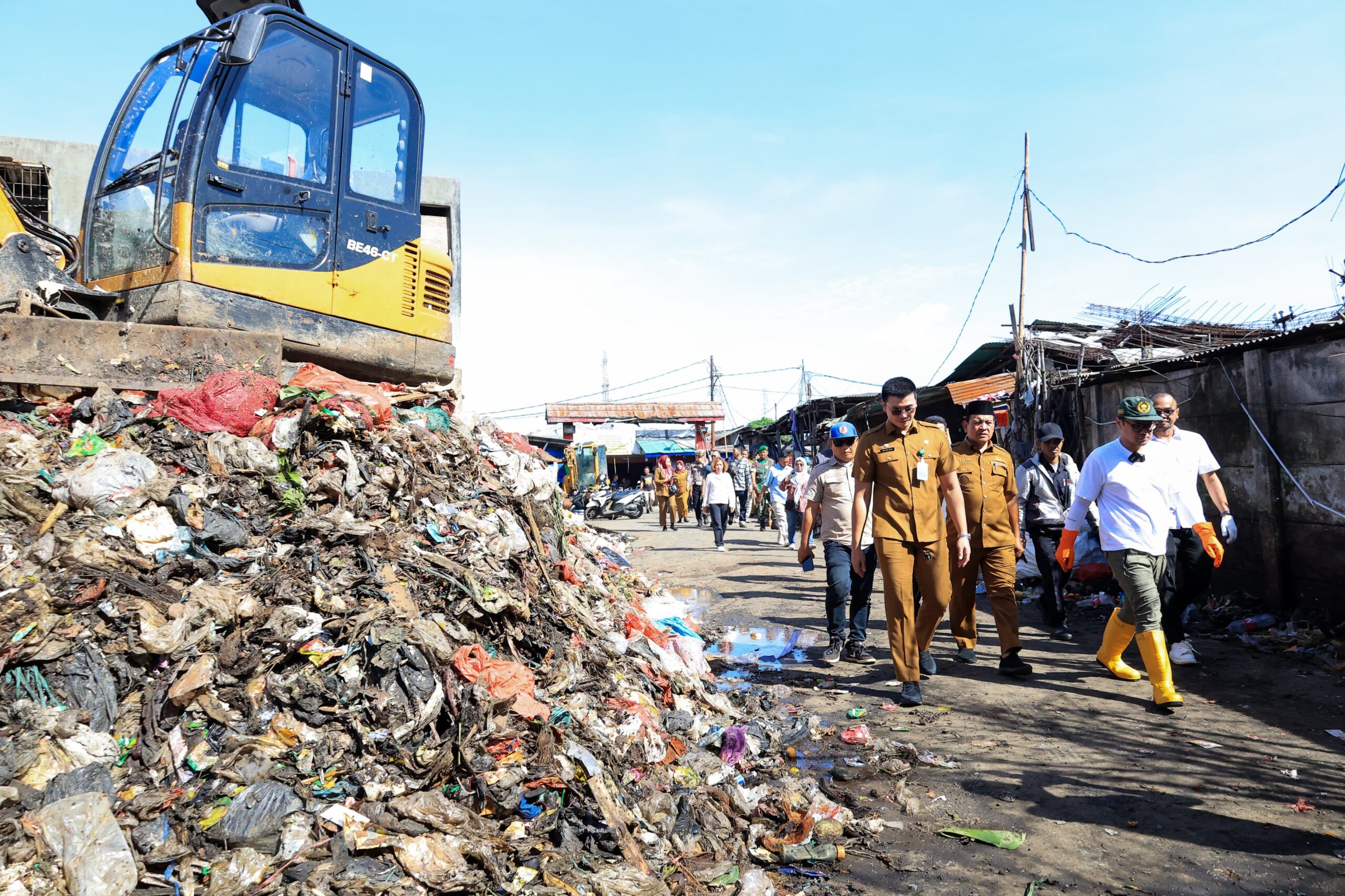 Wakil Wali Kota Tangerang Selatan Pilar Saga Ichsan melakukan inspeksi mendadak ke Tempat Pengelolaan Sampah Reduce-Reuse-Recycle (TPS3R) di Pasar Cantik, Ciputat. Selasa (27/5/2025).