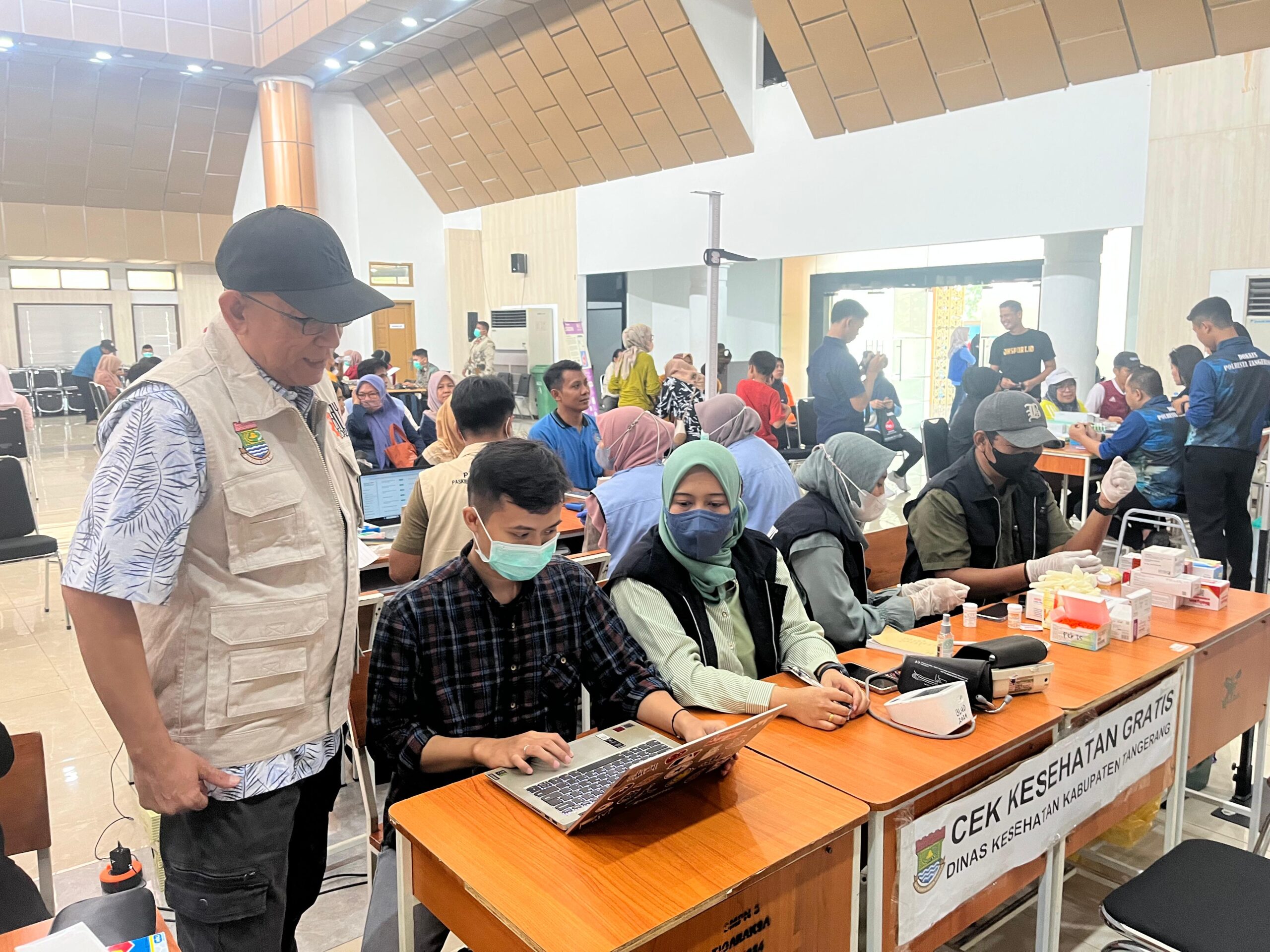 Dinas Kesehatan Kabupaten Tangerang menggelar cek kesehatan gratis dalam rangka Hari Buruh, memberikan layanan kesehatan kepada masyarakat.