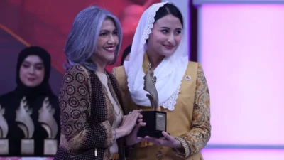 Direktur Sampoerna Elvira Lianita meraih penghargaan Puspa Adi Daya atas kontribusinya dalam mengembangkan SDM unggul yang berdampak terhadap perekonomian nasional. Penghargaan ini diberikan kepada pemimpin perempuan inspiratif yang menciptakan dampak positif bagi masyarakat luas.