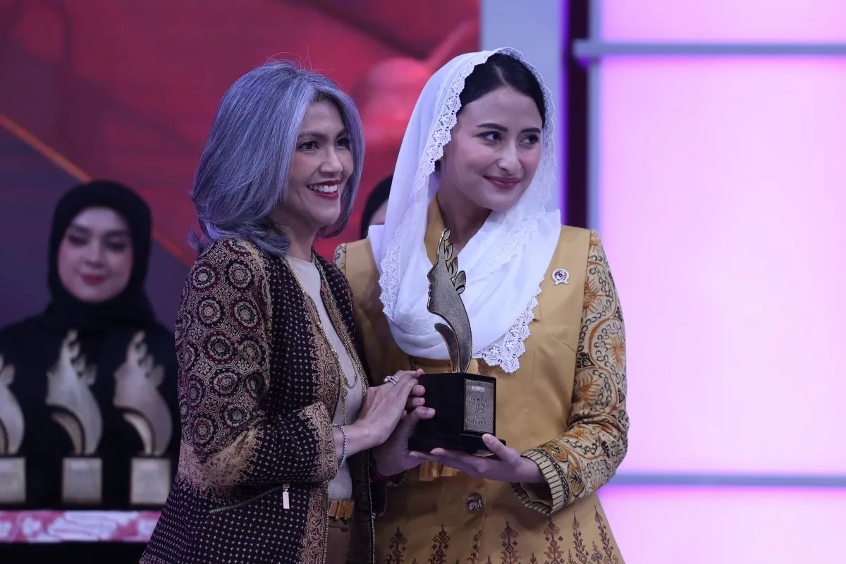 Direktur Sampoerna Elvira Lianita meraih penghargaan Puspa Adi Daya atas kontribusinya dalam mengembangkan SDM unggul yang berdampak terhadap perekonomian nasional. Penghargaan ini diberikan kepada pemimpin perempuan inspiratif yang menciptakan dampak positif bagi masyarakat luas.