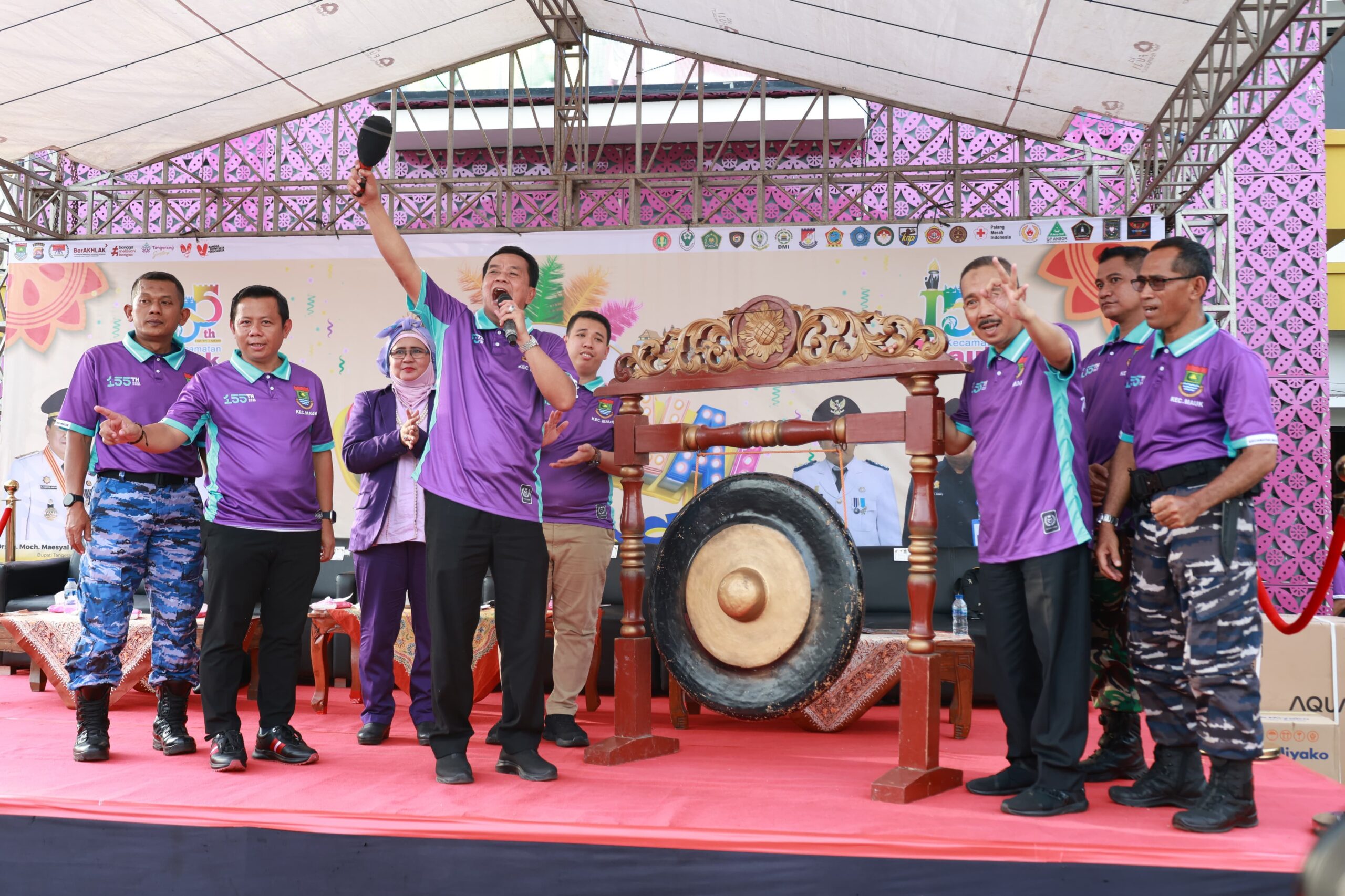 Bupati Tangerang Moch Maesyal Rasyid merayakan HUT ke-155 Kecamatan Mauk dengan karnaval budaya yang menampilkan keberagaman.