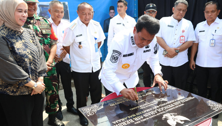 Bupati Moch Maesyal Rasyid, meresmikan Instalasi Pengolahan Air bersih di Desa Gembong untuk memenuhi kebutuhan air bersih masyarakat.