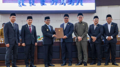 Gubernur Banten, Andra Soni, menyampaikan Nota Pengantar untuk dua Raperda, yaitu Penambahan Penyertaan Modal Bank Banten dan RPJMD 2025-2029