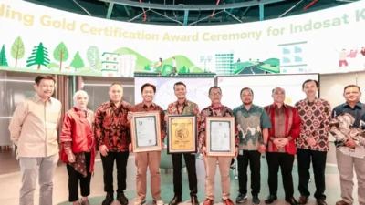 Kantor pusat Indosat Ooredoo Hutchison (IndosatHQ) resmi meraih sertifikasi GREENSHIP Existing Building dengan peringkat Gold dari Green Building Council Indonesia (GBC Indonesia). Sertifikasi ini menegaskan komitmen Indosat dalam menerapkan prinsip keberlanjutan melalui efisiensi energi, konservasi air, dan manajemen lingkungan yang lebih baik.
