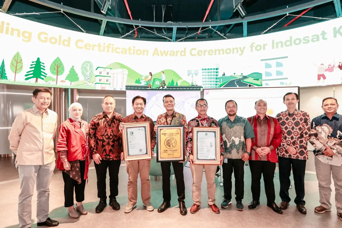 Kantor pusat Indosat Ooredoo Hutchison (IndosatHQ) resmi meraih sertifikasi GREENSHIP Existing Building dengan peringkat Gold dari Green Building Council Indonesia (GBC Indonesia). Sertifikasi ini menegaskan komitmen Indosat dalam menerapkan prinsip keberlanjutan melalui efisiensi energi, konservasi air, dan manajemen lingkungan yang lebih baik.