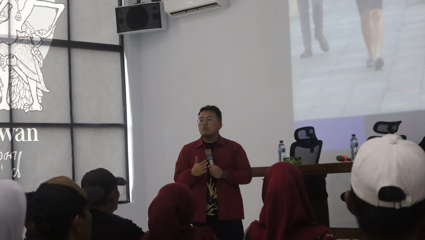 Anggota Komisi V DPRD Provinsi Banten, Abraham Garuda Laksono, menekankan pentingnya perlindungan jaminan sosial ketenagakerjaan bagi para pelaku usaha mikro dan kecil (UMK). Hal ini disampaikannya dalam kegiatan Sosialisasi Rancangan Peraturan Daerah (Raperda) tentang Penyelenggaraan Jaminan Sosial Ketenagakerjaan di Padepokan Kebangsaan Karang Tumaritis, Kamis (08/05/2025).