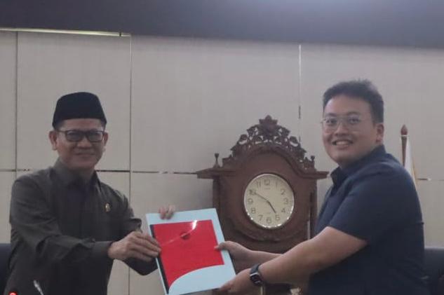 Anggota DPRD Provinsi Banten dari Fraksi PDI Perjuangan, Abraham Garuda Laksono, membacakan pandangan umum fraksinya dalam Rapat Paripurna pembahasan Rancangan Peraturan Daerah (Raperda) tentang Penyelenggaraan Jaminan Sosial Ketenagakerjaan yang digelar di Gedung DPRD Provinsi Banten, Selasa (27/5/2025).