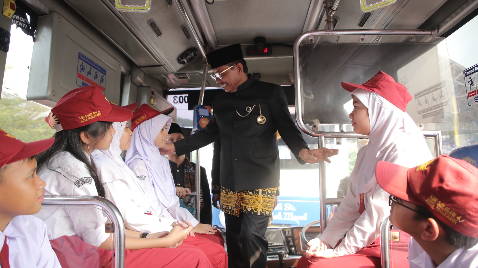 Angkutan gratis Gampang Sekolah di Tangerang mendukung pelajar dengan transportasi tanpa biaya. Temukan syarat dan manfaatnya.