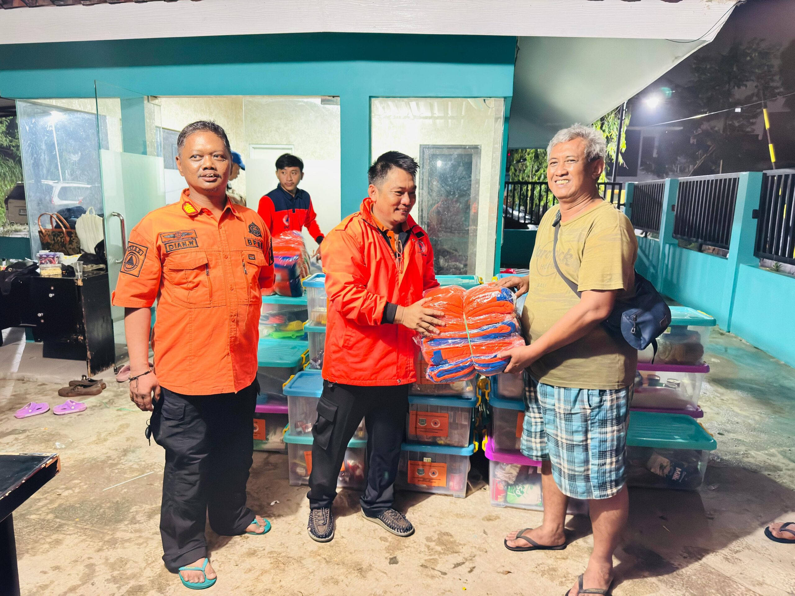 Hujan deras di Tangerang Selatan pada 29 Mei 2025 menyebabkan banjir di beberapa lokasi. Pemkot Tangsel segera melakukan evakuasi warga.