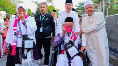 Walikota Tangsel, Benyamin Davnie, melepas 393 jemaah haji 2025, mengingatkan pentingnya fokus beribadah dan menjaga kesehatan.