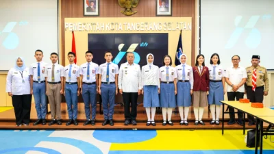 Wali Kota Tangerang Selatan melepas sepuluh pelajar terbaik untuk seleksi Paskibraka tingkat provinsi dan nasional di Aula Puspemkot Tangsel.