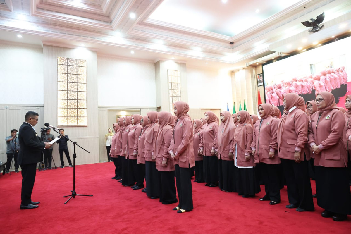 Gubernur Banten, Andra Soni, melantik pengurus BKOW Provinsi Banten periode 2025-2030 untuk mendukung pemberdayaan perempuan.