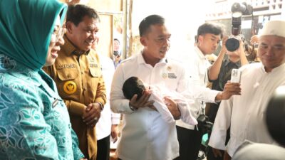 Bupati Tangerang mendampingi Menteri BKKBN dalam penyerahan bantuan makanan bergizi gratis untuk ibu hamil dan balita di Tigaraksa.