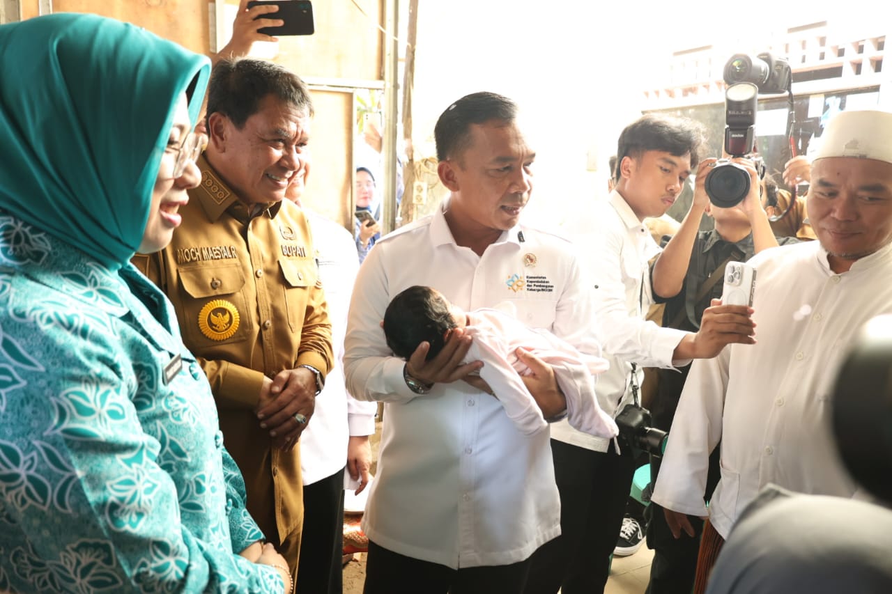 Bupati Tangerang mendampingi Menteri BKKBN dalam penyerahan bantuan makanan bergizi gratis untuk ibu hamil dan balita di Tigaraksa.