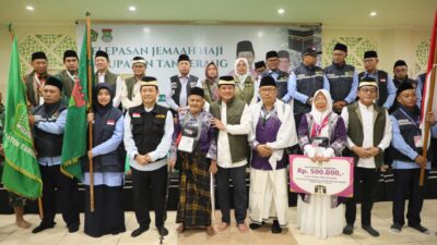 Bupati Tangerang melepas 393 jamaah haji Kloter 05 JKG 2025, menekankan kesehatan dan arahan petugas untuk meraih haji mabrur.