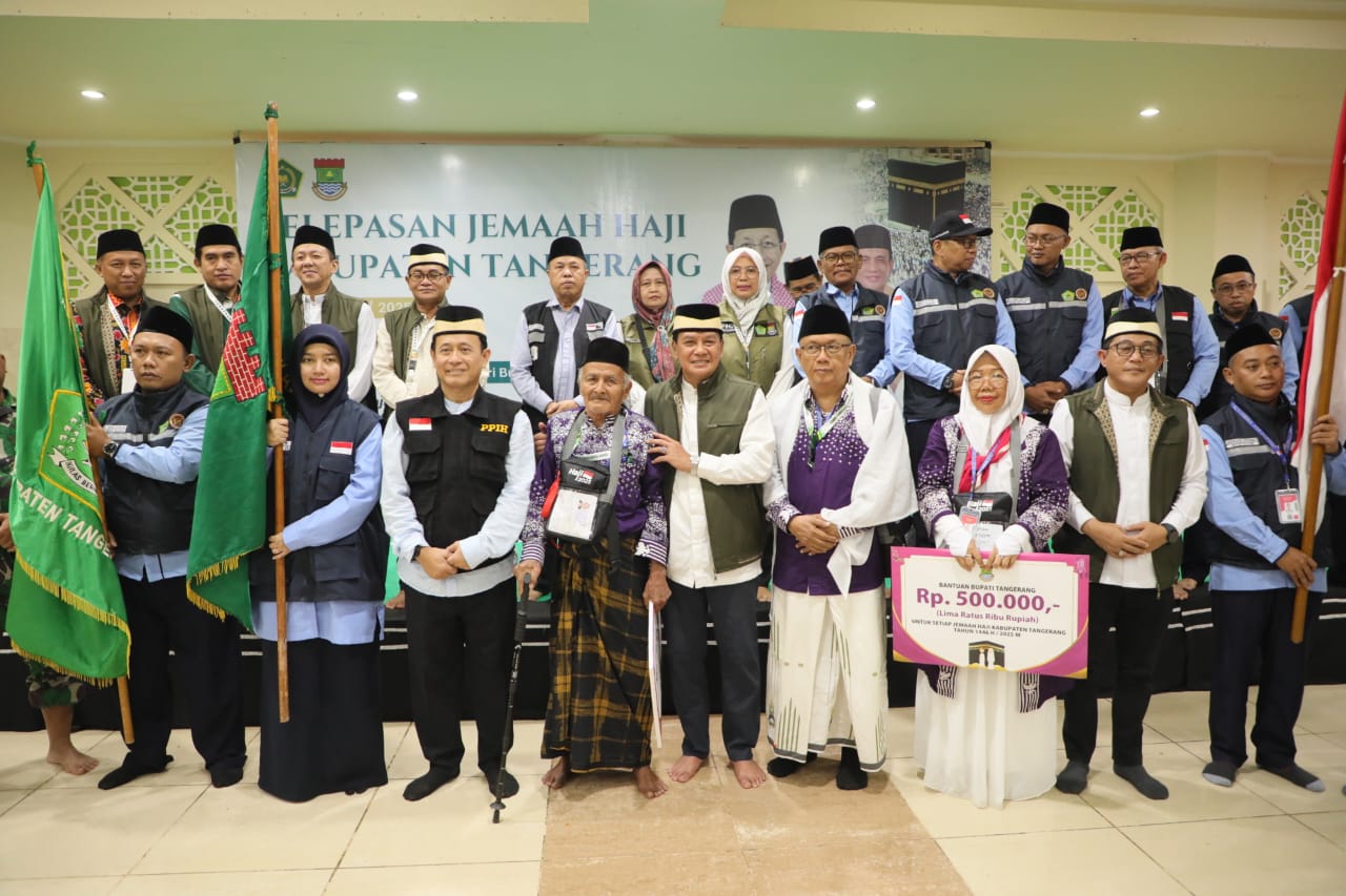 Bupati Tangerang melepas 393 jamaah haji Kloter 05 JKG 2025, menekankan kesehatan dan arahan petugas untuk meraih haji mabrur.
